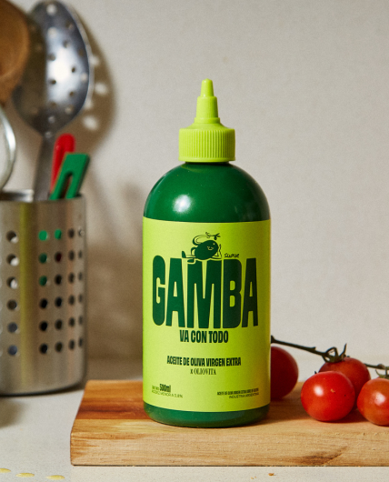 Botella squeeze de Gamba sobre una tabla de madera, con tomates cherry