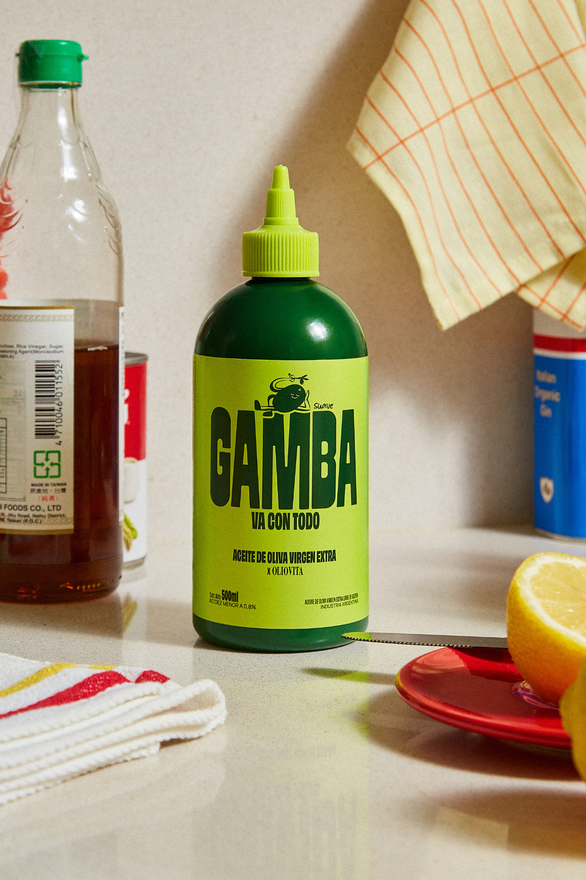 Botella squeeze de Gamba en la mesada, junto a un limon cortado