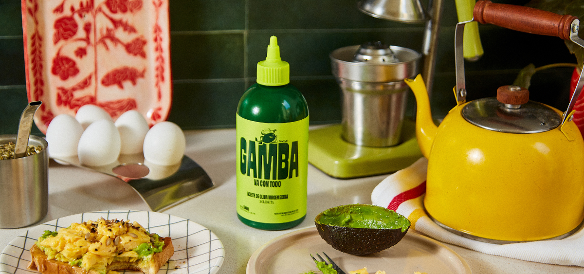 Botella squeeze de Gamba en la cocina, con huevos revueltos y medio palta sobre la mesada